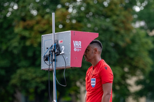 Juri Frischer videkorduste ekraani ees. Foto: Liisi Troska / jalgpall.ee