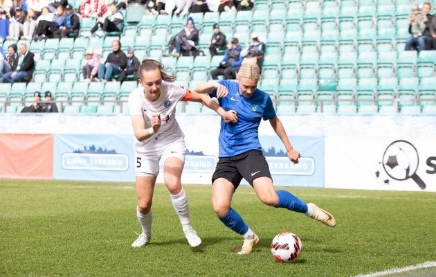 Katriin Saulus (sinises) karikafinaalis v&auml;ljakum&auml;ngijana. Foto: Katariina Peetson / jalgpall.ee