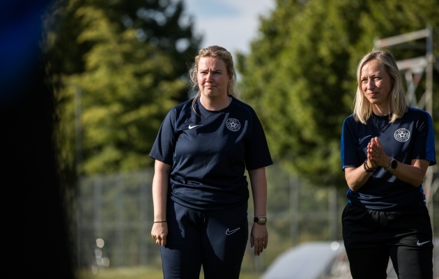 Eesti naiste koondise peatreenerid Sirje Kapper ja Anastassia Morkovkina. Foto: Katariina Peetson / jalgpall.ee