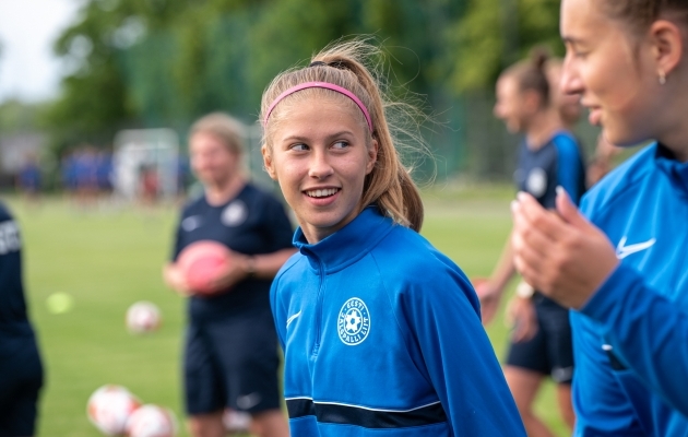 Anette Salei lootusrikas pilk - kas l&auml;heb m&auml;nguks?! Foto: Liisi Troska / jalgpall.ee
