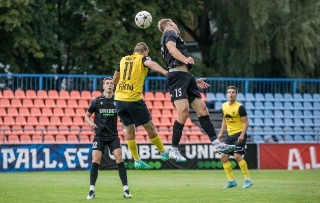 Ragnar Klavan õhuvõitluses Kevin Kauberiga. Foto: Katariina Peetson / jalgpall.ee