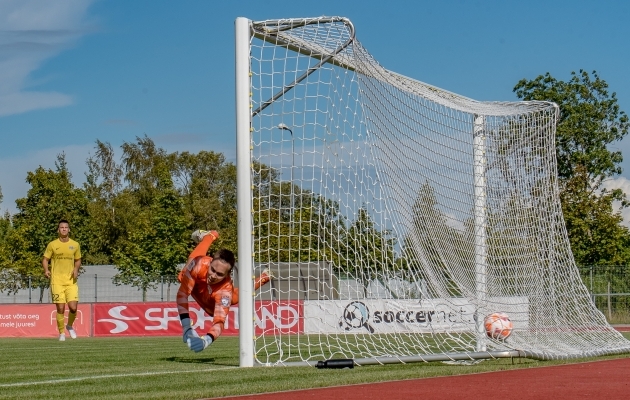 Nii maandus Magnus Karofeldi selja taha teine pall. Foto: Allan Mehik