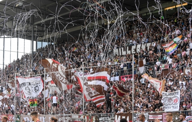 St. Pauli fännid kodustaadionil, mis mahutab ligi 30 000 pealtvaatajat. Foto: Scanpix / Michael Schwartz / dpa