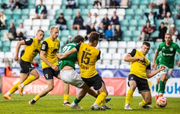 K&uuml;mnemeheline Vaprus v&otilde;itles Flora vastu viigipunkti v&auml;lja. Foto: Brit Maria Tael