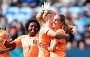 Holland edenes veerandfinaali, aga üks põhimängija sai valusa kaardi