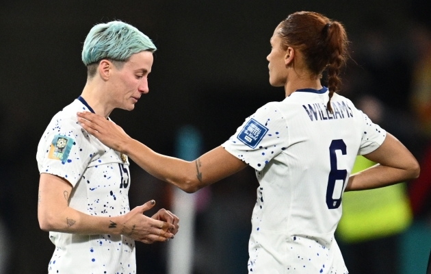 Megan Rapinoe (vasakul) ja teda lohutav Lynn Williams pärast USA langemist. Foto: Scanpix / Joel Carrett / EPA