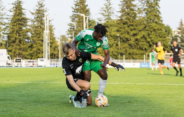 Ott Nõmm ja Mollo Bessala võitluses. Foto: Katariina Peetson / jalgpall.ee