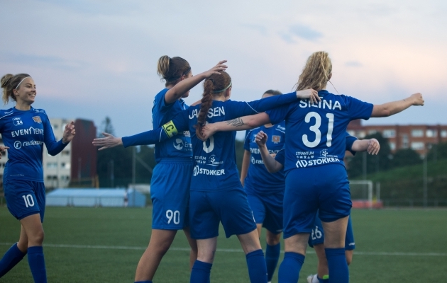 Tabasalu naiskond väravat tähistamas. Foto: Katariina Peetson / jalgpall.ee