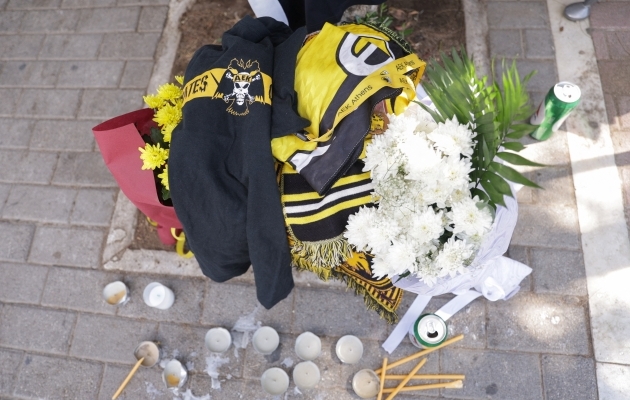 AEK staadioni juurde toodi tapetud f&auml;nni m&auml;lestuseks k&uuml;&uuml;nlaid, lilli ja klubi s&auml;rke. Foto: Scanpix / Louiza Vradi / REUTERS