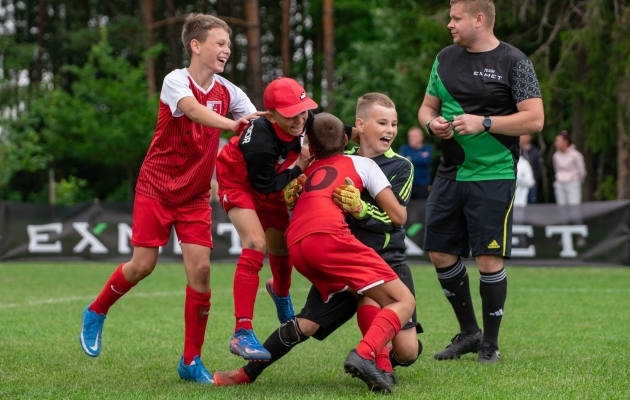 Perejaslavi poiste jalgpallivõistkond FK Matador sai treener Petro Kokhanetsi juhendamisel Paide turniiril kolmanda koha. Foto: Paide Linnameeskond