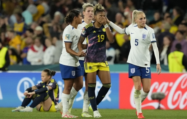 Alex Greenwood lõpuvile järel vastast lohutamas. Foto: Scanpix / AP Photo / Mark Baker