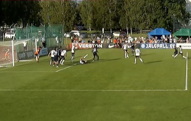 Siim Aeru (karistusala joone juures) s&ouml;&ouml;duhetk. Gerdo Juhkam on v&auml;ravaesises meestesummas tagumine mees ning tema t&auml;pset asetsemist ei ole v&otilde;imalik video p&otilde;hjal selgelt hinnata. Foto: kuvat&otilde;mmis Soccernet.ee otse&uuml;lekandest