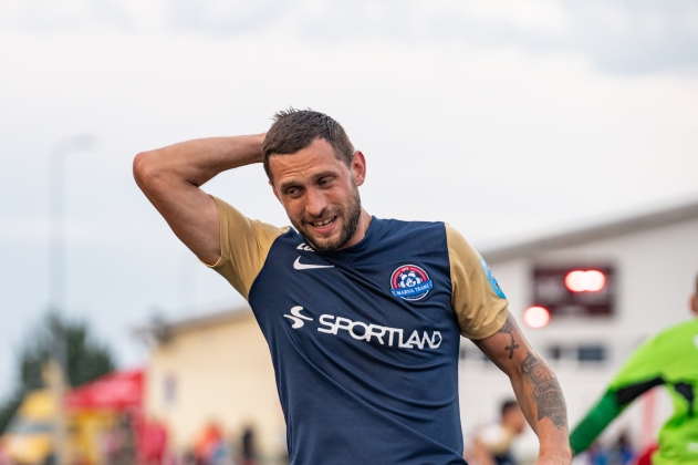 Ehkki sel pildil kratsib Aleksandr Volkov kukalt, on tegu hea petteman&ouml;&ouml;vriga &ndash; tegelikkuses on temast saanud piirilinlaste jaoks &uuml;lioluline m&auml;ngija. Foto: Liisi Troska / jalgpall.ee