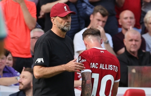 J&uuml;rgen Klopp ja Alexis Mac Allister. Foto: Scanpix / David Klein / Reuters