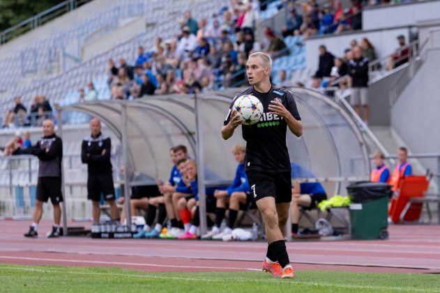 Arseni Kovalt&scaron;uk publiku kannustusel auti viskamas. Foto: Katariina Peetson / jalgpall.ee