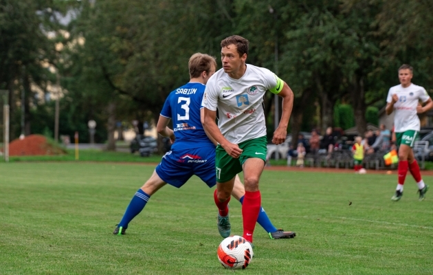 J&uuml;rgen Kuresoo on vastasest m&ouml;&ouml;dunud ja annab kohe v&auml;rava ette s&ouml;&ouml;du, millest pall v&otilde;rku j&otilde;uab. Foto: Liisi Troska / jalgpall.ee