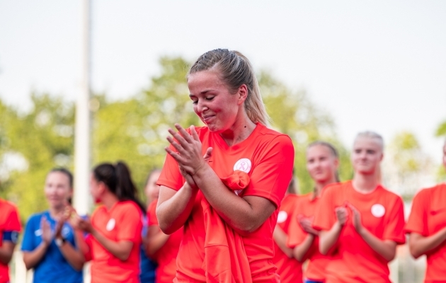 Projekti vedur Eva-Maria Niit mullusel Roosa Jalgpalli üritusel. "Tammeka naiskonna jaoks on see nagu oma laps!" ütles Niit Soccernet.ee-ga vesteldes. Foto: Liisi Troska / jalgpall.ee