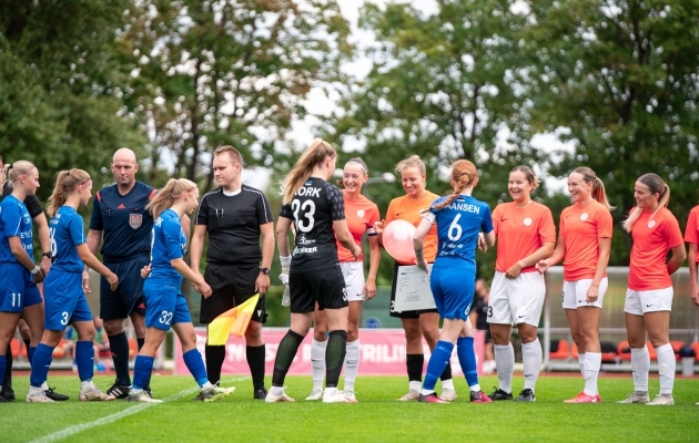 Tammeka ja Tabasalu naiskonnad enne avavilet. Foto: Liisi Troska / jalgpall.ee