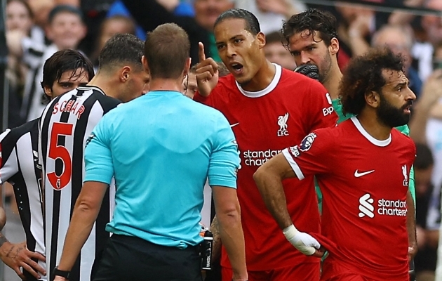Virgil van Dijk p&auml;rast eemaldamist. Foto: Scanpix / Lee Smith / Action Images via Reuters