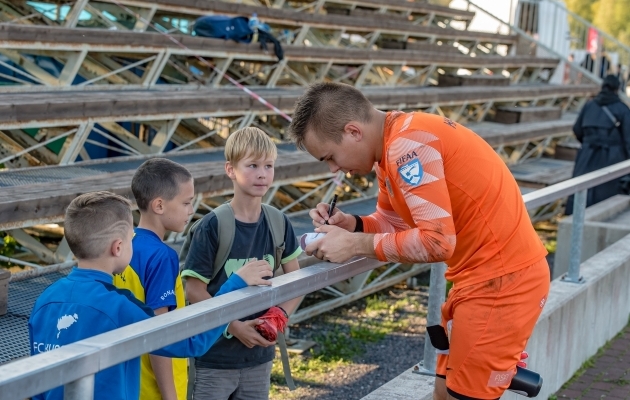Magnus Karofeld jagas m&auml;ngu j&auml;rel autogramme. Foto: Allan Mehik