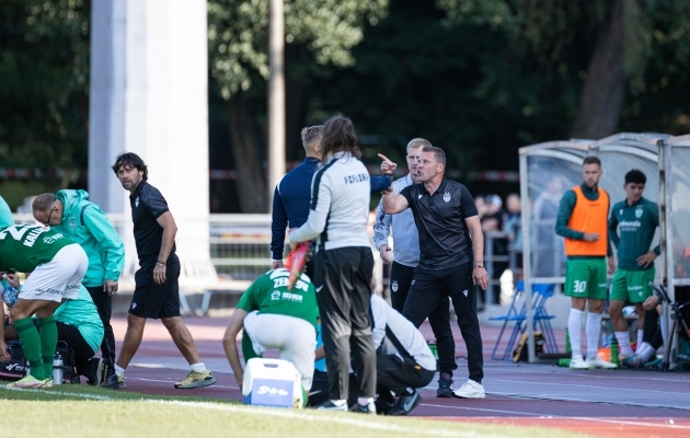 Curro Torres eemaldamise järel neljanda kohtuniku Joonas Jaanovitsiga vaidlemas. Foto: Jana Pipar