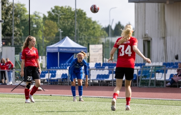 Milline näeks välja jalgpall, kui platsimängijad kasutaksid vaid käsi ja väravavahid jalgu?