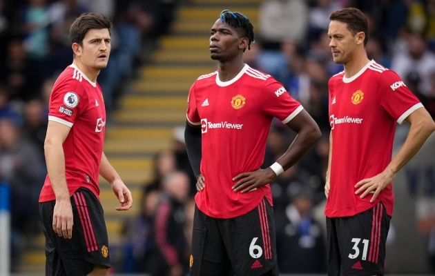 Harry Maguire (vasakul) ja Paul Pogba (keskel) kuuluvad Manchester Unitedi kolme k&otilde;ige kallima &uuml;lemineku sekka. Neist esimesne on t&auml;naseks pingipoiss, teine lahkus klubist tasuta. Foto: Scanpix / Andy Rowland / Prime Media Images