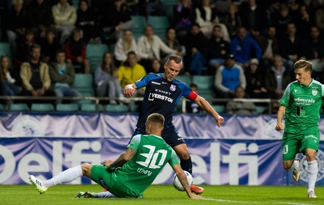 Andre Frolov ja Brent Lepistu palli p&auml;rast v&otilde;itlemas. Foto: Katariina Peetson / jalgpall.ee