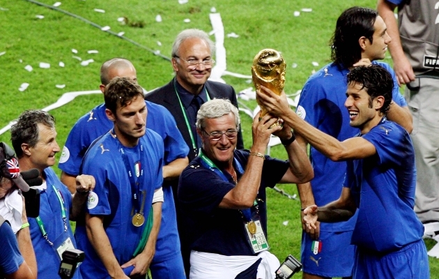 Fabio Grosso (paremal) aitas Itaalial 2006. aastal maailmameistriks tulla. Foto: Scanpix / Imago images / Pressefoto Baumann