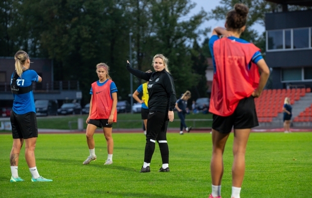 Sirje Kapper (mustas) oma kodulinnas koondise treeningut l&auml;bi viimas. Foto: Liisi Troska / jalgpall.ee