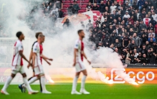 Ajaxi poolehoidjad hakkasid 0:3 kaotusseisu ajal staadionil vandaalitsema, mäng katkestati