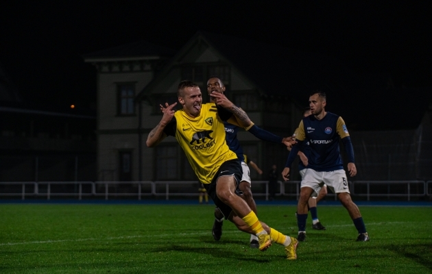 Ronaldo Tiismaa sai hiliseid v&auml;ravaid t&auml;histada. Foto: Liisi Troska / jalgpall.ee