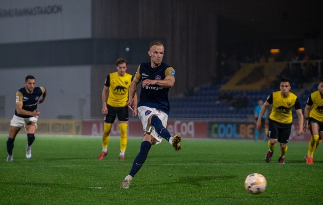 Tristan Koskor t&otilde;usis Premium liiga v&auml;ravak&uuml;ttide edetabeli ainuliidriks. Foto: Liisi Troska / jalgpall.ee