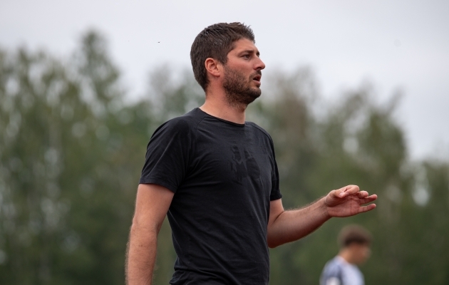 Paide juhendaja Ivan Stojkovic pettus kolmapäeva õhtuses mängus Kaleviga oma meeskonna tahtejõus. Foto: Liisi Troska / jalgpall.ee