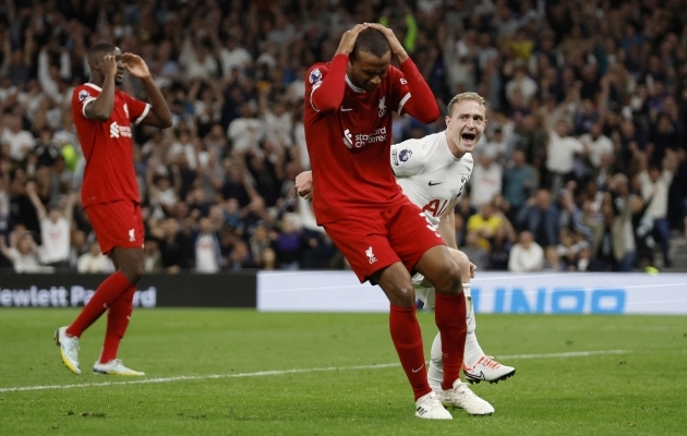 Ahastus: Joel Matip on &auml;sja palli enda v&otilde;rku saatnud ja Tottenhamile v&otilde;idu kinkinud. Foto: Scanpix / Reuters / Peter Cziborra