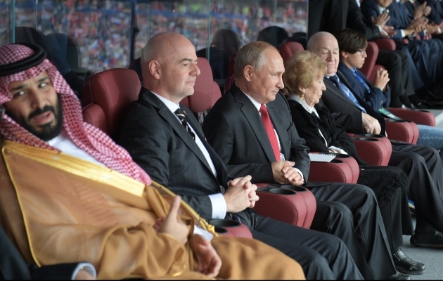 Saudi Araabia valitseja Mohamed bin Salman (vasakul), FIFA president Gianni Infantino ja Venemaa president Vladimir Putin 2018. aasta MM-i avamängul. Foto: Scanpix / Aleksei Družinin / Sputnik / Kremlin Pool Photo via AP