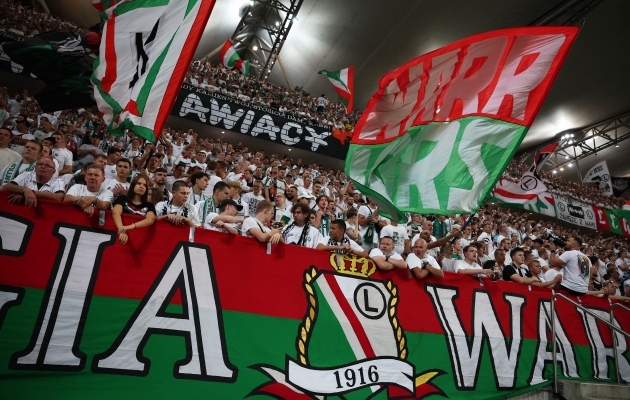 Skandaal Hollandis: politsei viis kaks Legia mängijat tiimibussist trellide taha, Poola poliitikud kisuvad tüli