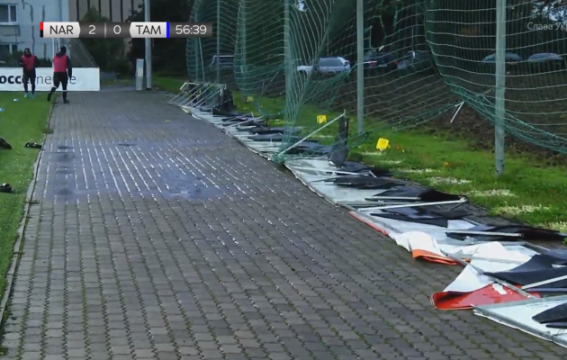 V&auml;ravatagused reklaamtahvlid tuli teiseks poolajaks maha v&otilde;tta. Foto: Soccernet.ee