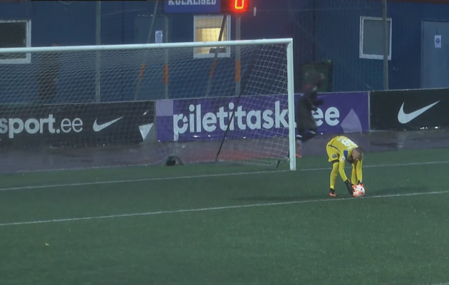 Kohale tulnud 35 pealtvaatajat said mitu minutit vaadata, kuidas v&auml;ravavaht &uuml;ritas palli paika s&auml;ttida. Foto: Soccernet.ee