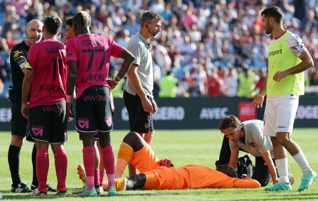 Clermonti väravavaht Mory Diaw ei suutnud mängu jätkata. Foto: Scanpix / Pascal Guyot / AFP