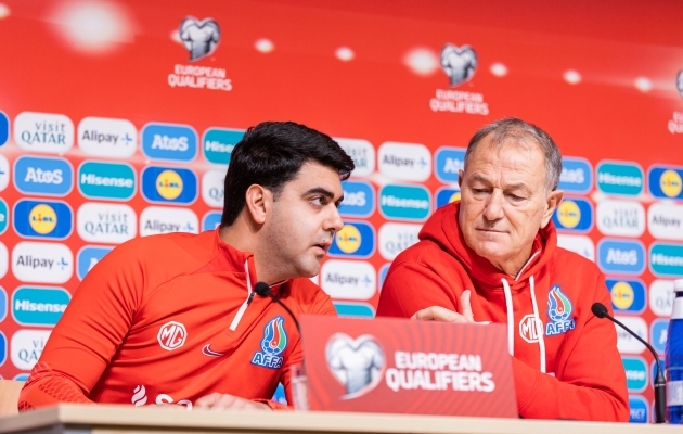 Aserbaidžaani peatreener Gianni de Biasi (paremal) ja tema tõlk jäid pressikonverentsidel turmtule alla. Foto: Jana Pipar