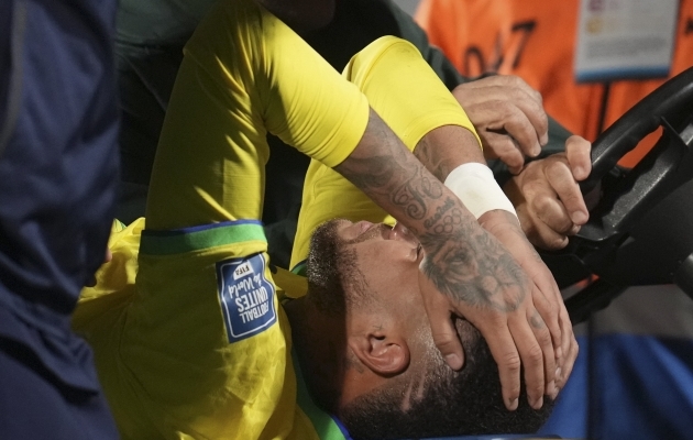Neymar lahkus MM-valikmängult kanderaamil. Foto: Scanpix / AP Photo / Matilde Campodonico