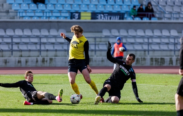 Marek Kaljum&auml;e (paremal) l&otilde;i m&auml;ngu ainsa v&auml;rava. Foto: Oliver Tsupsman