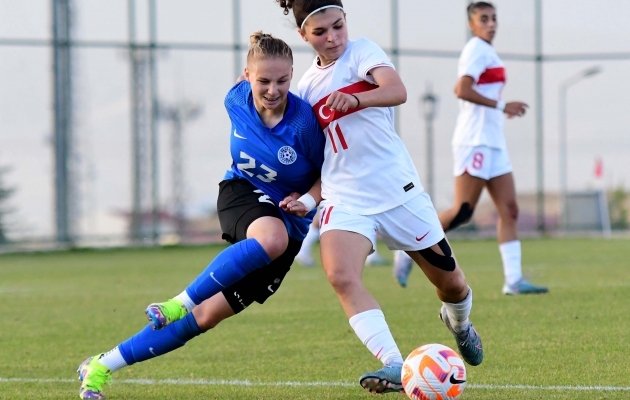 Neidude U19 koondise pallur Aleksandra Kelli võitlemas Türgi vastu. Foto: Türgi jalgpalliliit