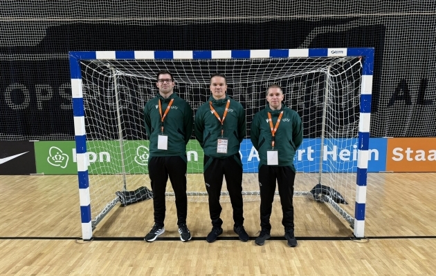 Pildil saalijalgpalli MM-valikmängu teenindanud brigaad, vasakult: Maximilian Alkofer (Saksamaa), Grigori Ošomkov ja Jagnar Jakobson. Foto: erakogu / jalgpall.ee