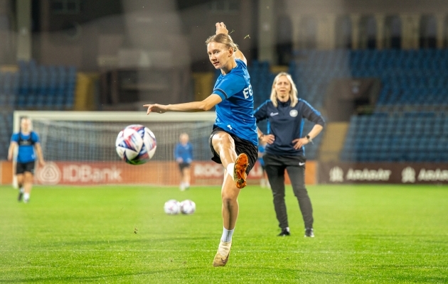 Anastassia Morkovkina j&auml;lgimas kullipilgul Katriin Sauluse l&ouml;&ouml;gitehnikat. Foto: Liisi Troska / jalgpall.ee