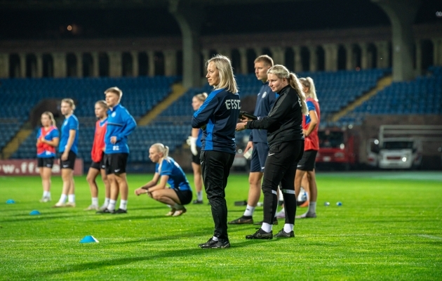 Eesti naiste koondise m&auml;ngueelne trenn. Foto: Liisi Troska / jalgpall.ee