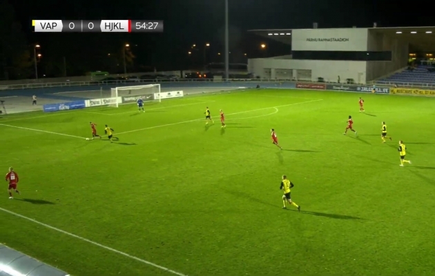 Hetk, mil Ivanju&scaron;in keeras Limbergi pealt maha ning hakkas Reimaad otsima. Veensalu j&auml;i Reimaast ja Madissoo R&otilde;&otilde;mussaarest maha, mist&otilde;ttu tuli Harju Vapruse ebaleva surve alt kergelt v&auml;lja. Foto: kuvat&otilde;mmis Premium liiga &uuml;lekandest