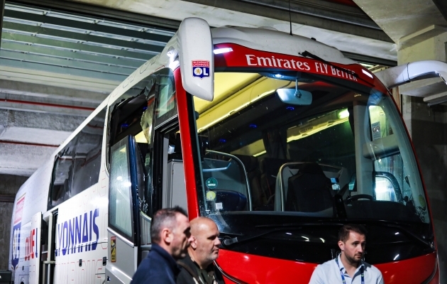 Mõistuse kaotanud fännid lõhkusid Lyoni tiimibussi aknad. Foto: Scanpix / SIPA / Adil Benayache