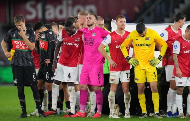 Kogenud Hollandi ründaja kukkus väljakul kokku, Eredivisie kohtumine jäeti pooleli